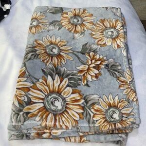 Blue sunflower throw blanket